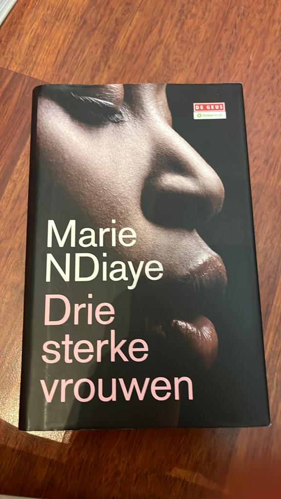 Marie NDiaye - Drie sterke vrouwen (Boek), Europa overig, Marie NDiaye, Ophalen of Verzenden, Zo goed als nieuw