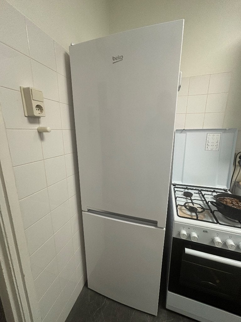 Beko koel-vriescombinatie, 1 jaar oud, ophalen vanaf 10 nov, Ophalen, 200 liter of meer, 60 cm of meer, Met aparte vriezer