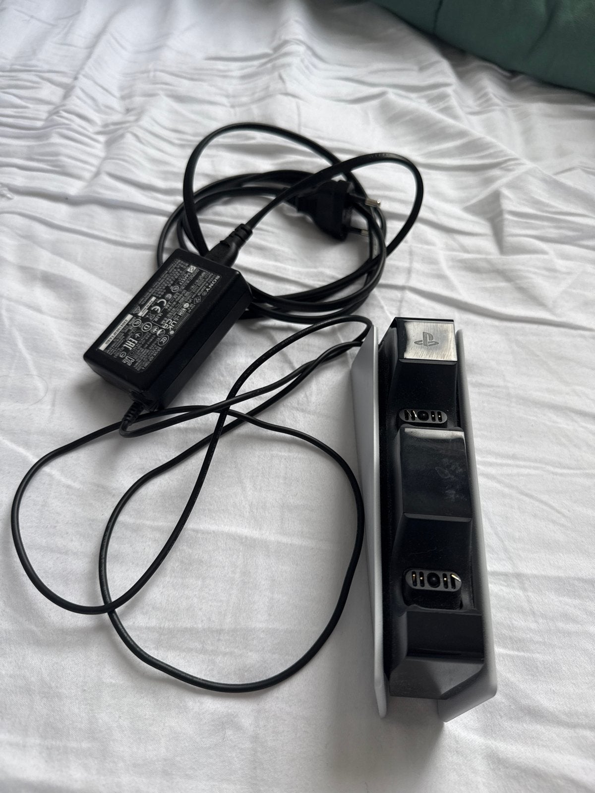 PS5 DualSense Oplaadstation met Adapter, Spelcomputers en Games, Ophalen of Verzenden, Zo goed als nieuw