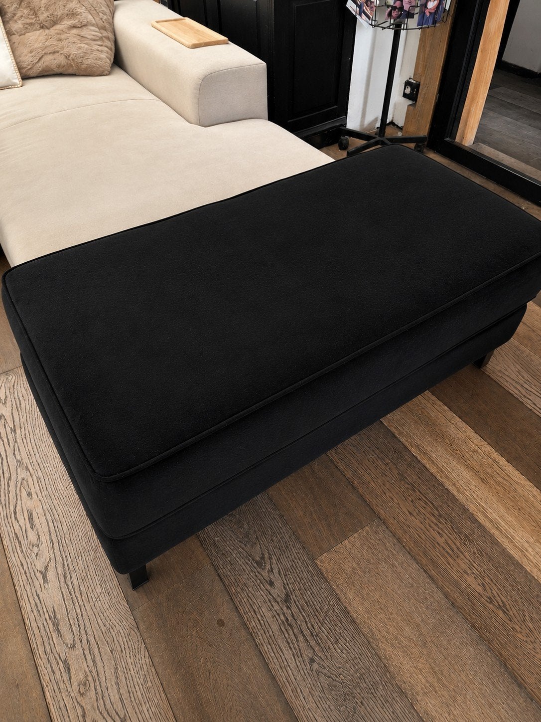 Zwarte velvet hocker/poef met metalen pootjes (120x60x45cm), Huis en Inrichting, Banken | Voetenbanken en Poefen, Ophalen, 100 tot 125 cm