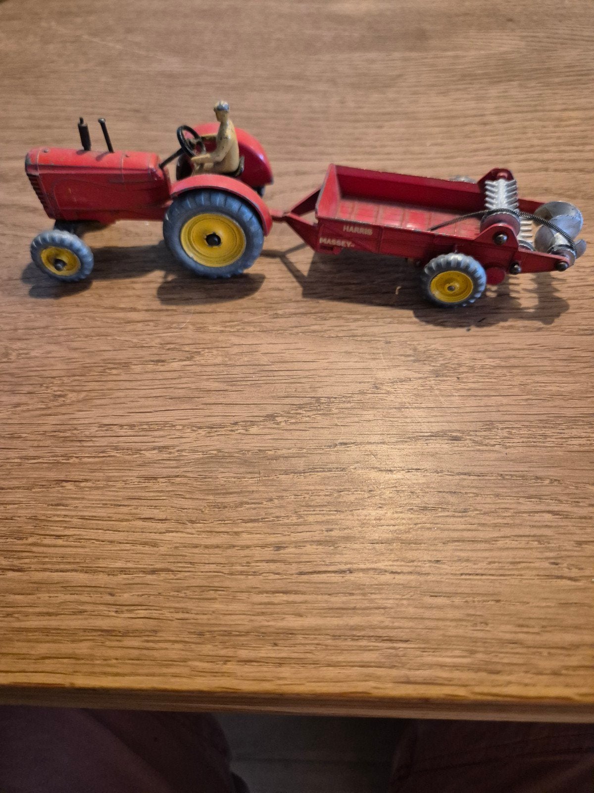Dinkey Toys tractor met meststrooier., Ophalen of Verzenden, Gebruikt