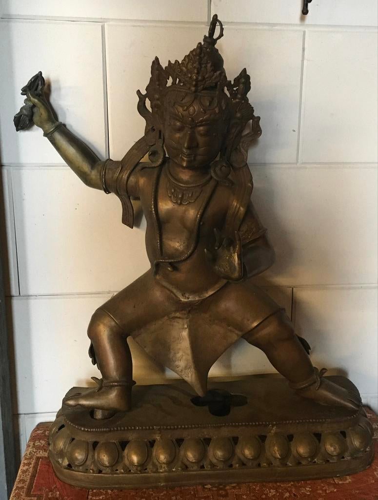 Tibetaans bronzen beeld Vajrapani, Mahakala,93 cm hoog, Antiek en Kunst, Brons, Op sokkel, Beeld, Bruin