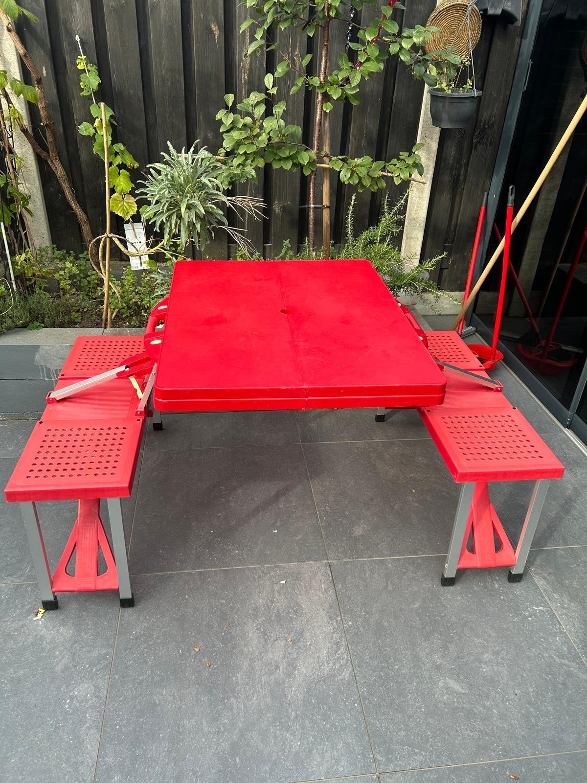 Rode inklapbare picknicktafel met bankjes, Tuin en Terras, Overige materialen, Gebruikt, Ophalen of Verzenden, Inklapbaar
