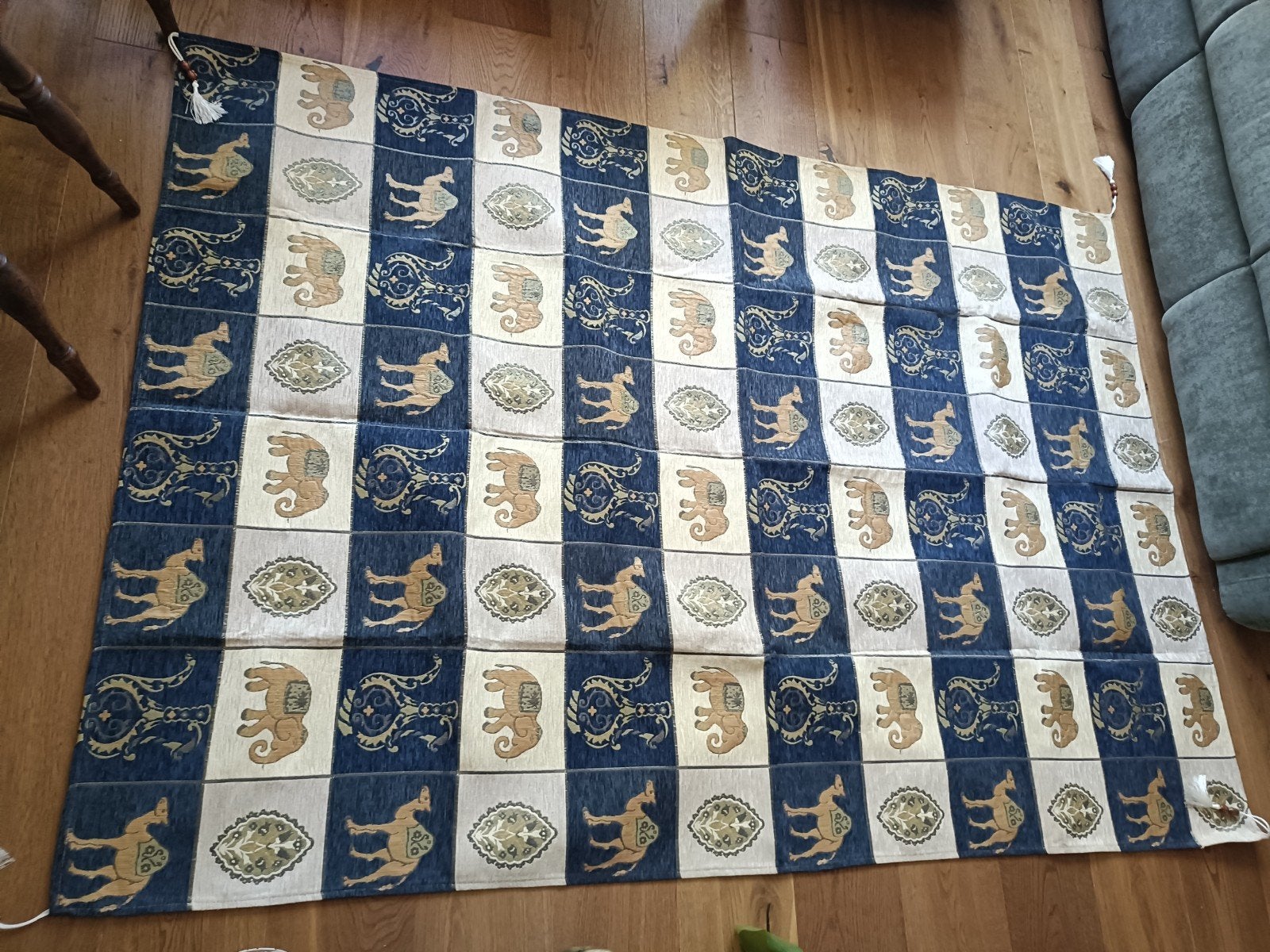 Oosters blauw/wit kleed met dromedaris, olifanten en olielam, Blauw, Zo goed als nieuw, Rechthoekig, 50 tot 100 cm