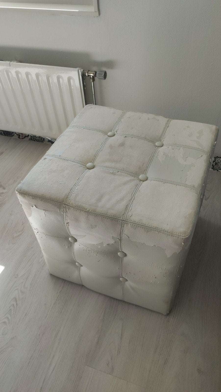Witte poef/voetenbank met gebruikssporen, Ophalen, Gebruikt, Wit, Kunststof