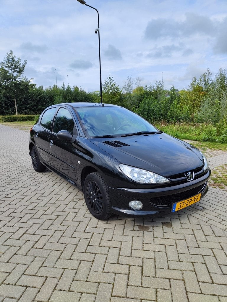 Peugeot 206 1.4 5D 2008 Zwart, Auto's, Voorwielaandrijving, Stof, 1360 cc, 31 €/maand