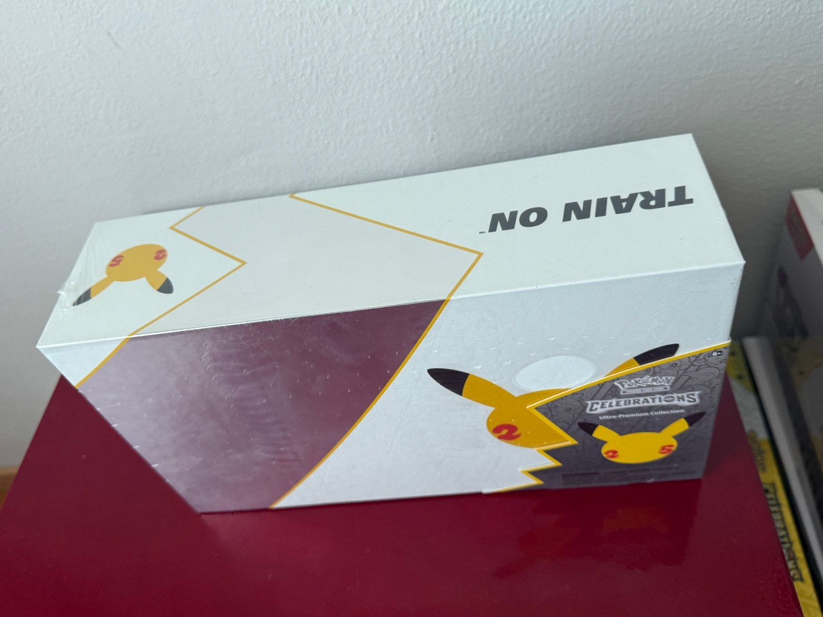 Pokémon Celebrations Ultra Premium Collection Box, Hobby en Vrije tijd, Verzamelkaartspellen | Pokémon, Nieuw, Boosterbox, Ophalen of Verzenden
