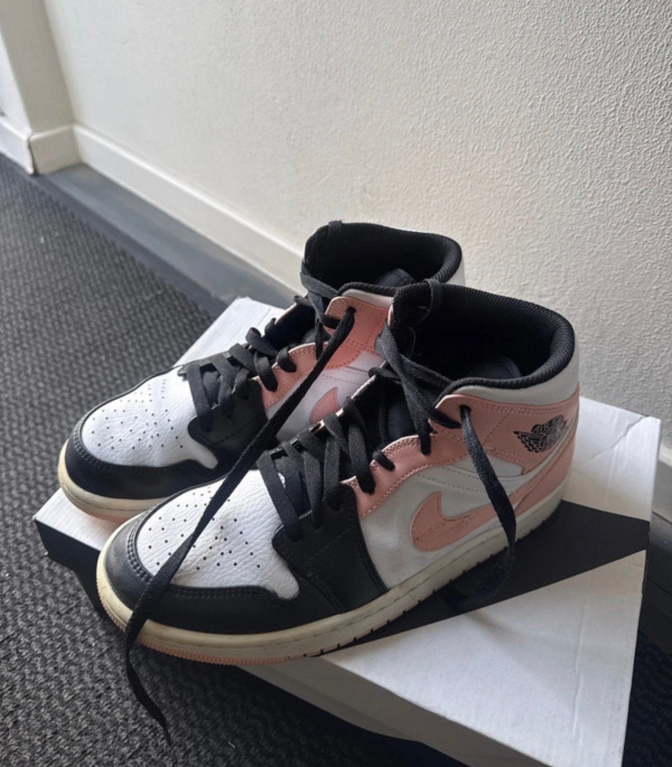 Nike Air Jordan 1 Mid - Zwart, Wit & Roze, Wit, Ophalen of Verzenden, Sneakers of Gympen, Zo goed als nieuw