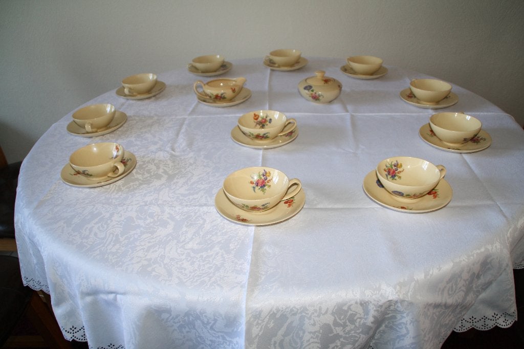 Petrus Regout thee / koffie servies creme kleurig + bloemen, Huis en Inrichting, Ophalen of Verzenden, Gebruikt, Porselein, Overige stijlen