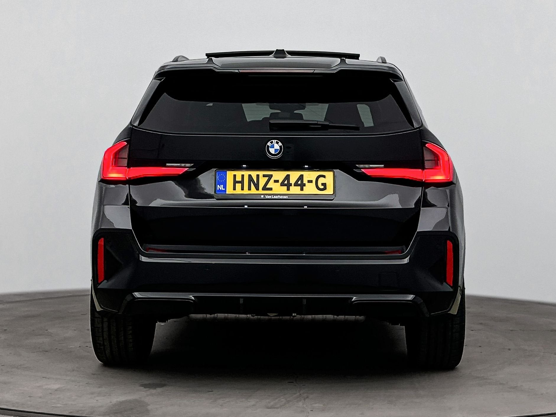BMW X1 xDrive23i M Sport Automaat / Panoramadak / Trekhaak /, Auto's, Gebruikt, 4 cilinders, Zwart, Origineel Nederlands