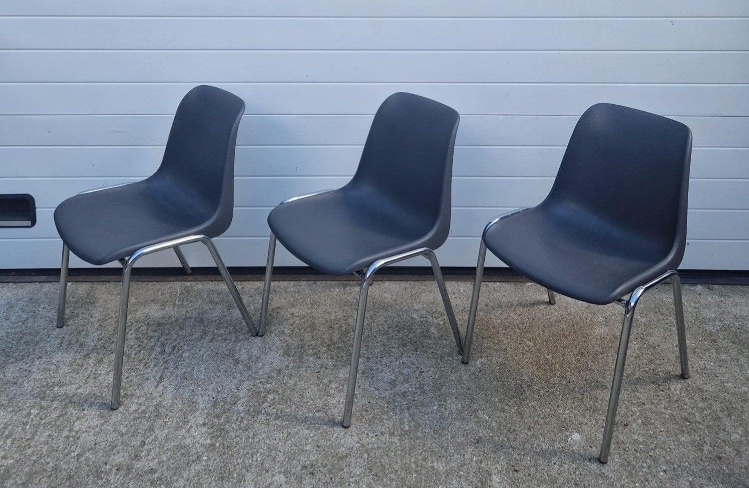 29 x kunststof kuipstoelen grijs kantine stoelen zaal cafe, Kunststof, Ophalen of Verzenden, Zo goed als nieuw, Grijs