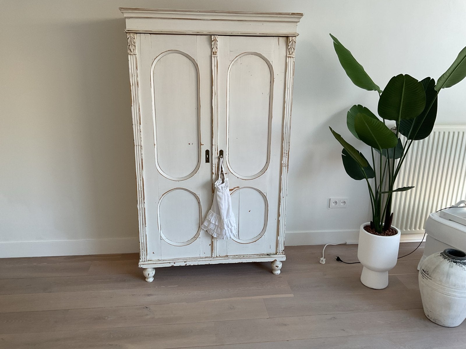 Antieke Franse kast - Wit met brocante look, Ophalen