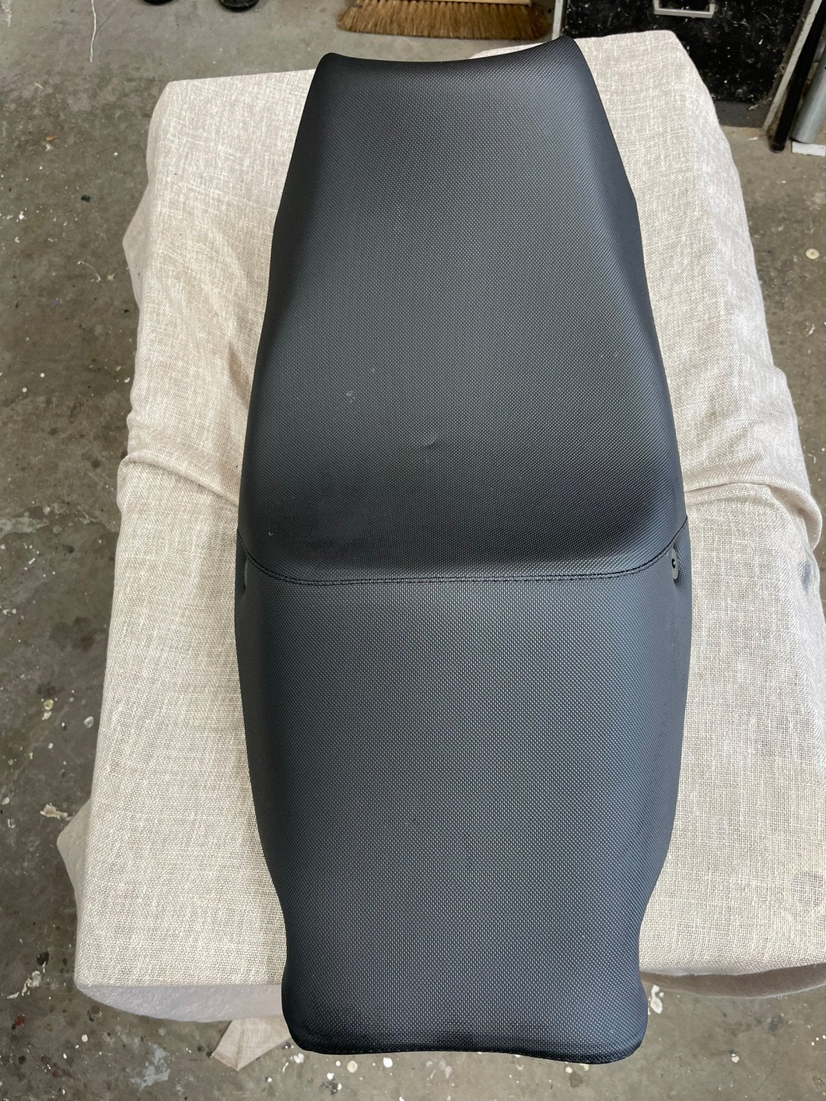 Originele Buddyseat Triumph Sprint 2007, Motoren, Onderdelen | Oldtimers, Ophalen, Nieuw