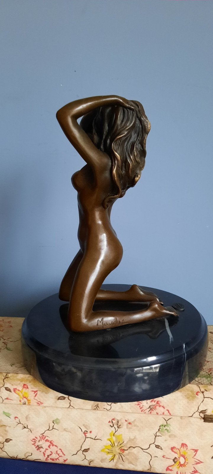 Bronzen beeld van een knielende vrouw op marmeren sokkel, Ophalen of Verzenden, Brons, 20 - 50 cm, Beeld