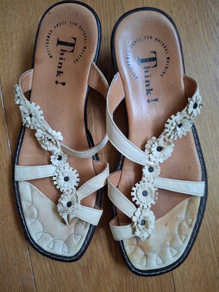 Think! Beige Slippers Maat 39 met Bloemendetails, Kleding | Dames, Schoenen, Slippers, Beige, Think!, Ophalen of Verzenden