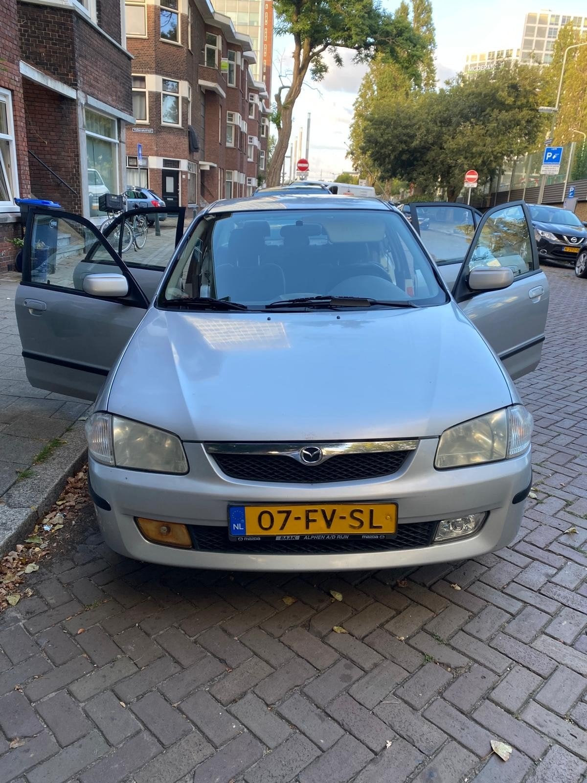 Mazda 323 1.5 SDN LX 2000 Grijs, 1498 cc, 4 cilinders, 400 kg, 49 €/maand