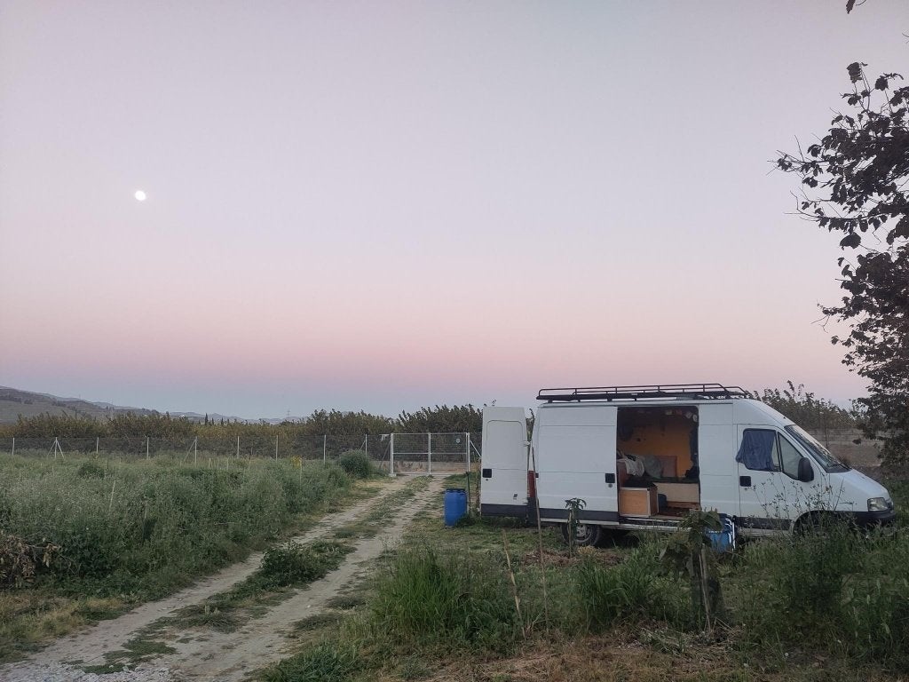 Fiat Ducato Buscamper – Zelfvoorzienend & Reisklaar, Auto's, Fiat, Voorwielaandrijving, 94 pk, Stof, 2000 kg