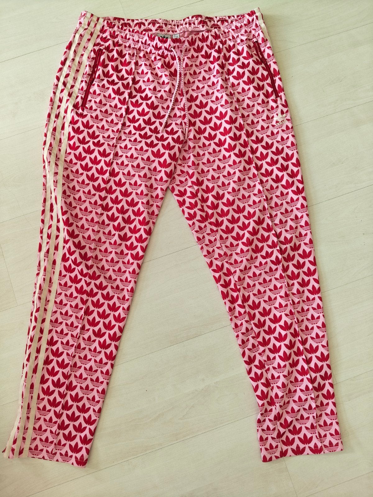 Adidas Originals Trefoil Monogram Broek Roze/Rood, Adidas, Maat 46/48 (XL) of groter, Ophalen of Verzenden, Zo goed als nieuw