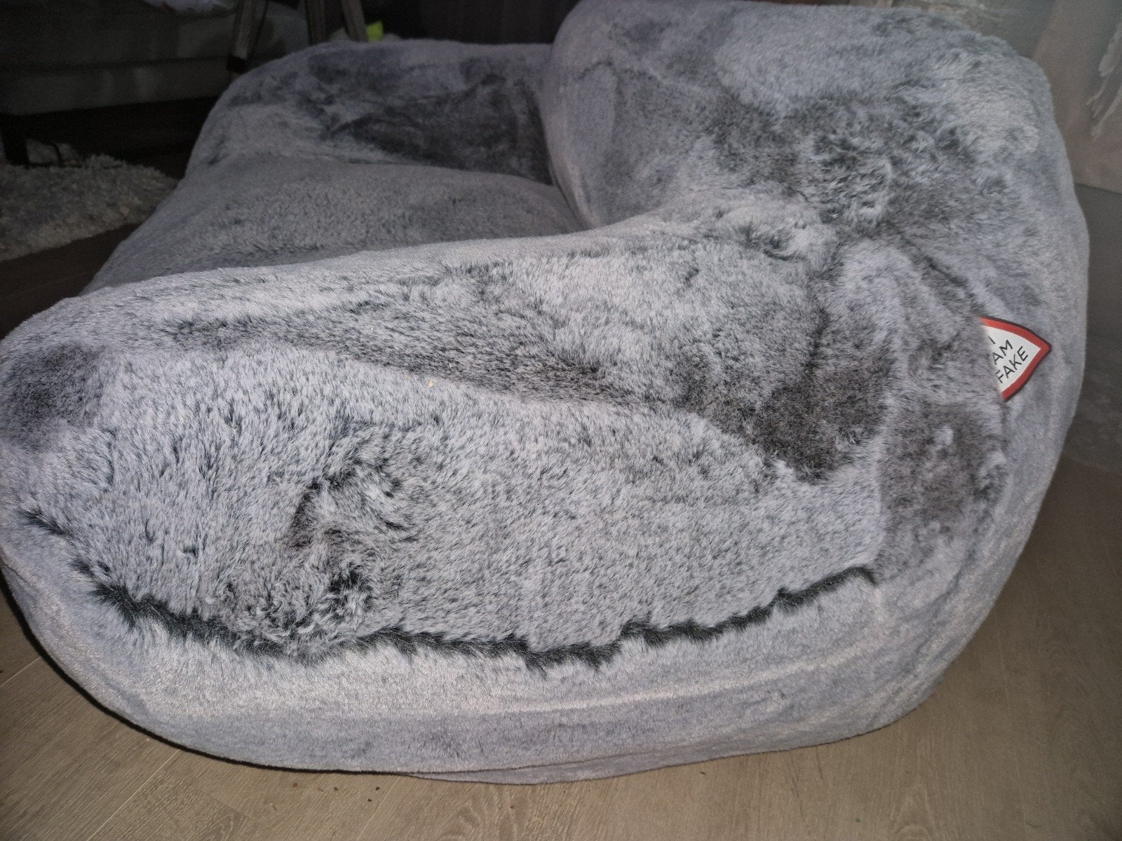 Grijze zitzakstoel met 'I AM FAKE' label, Ophalen, Zo goed als nieuw, Grijs