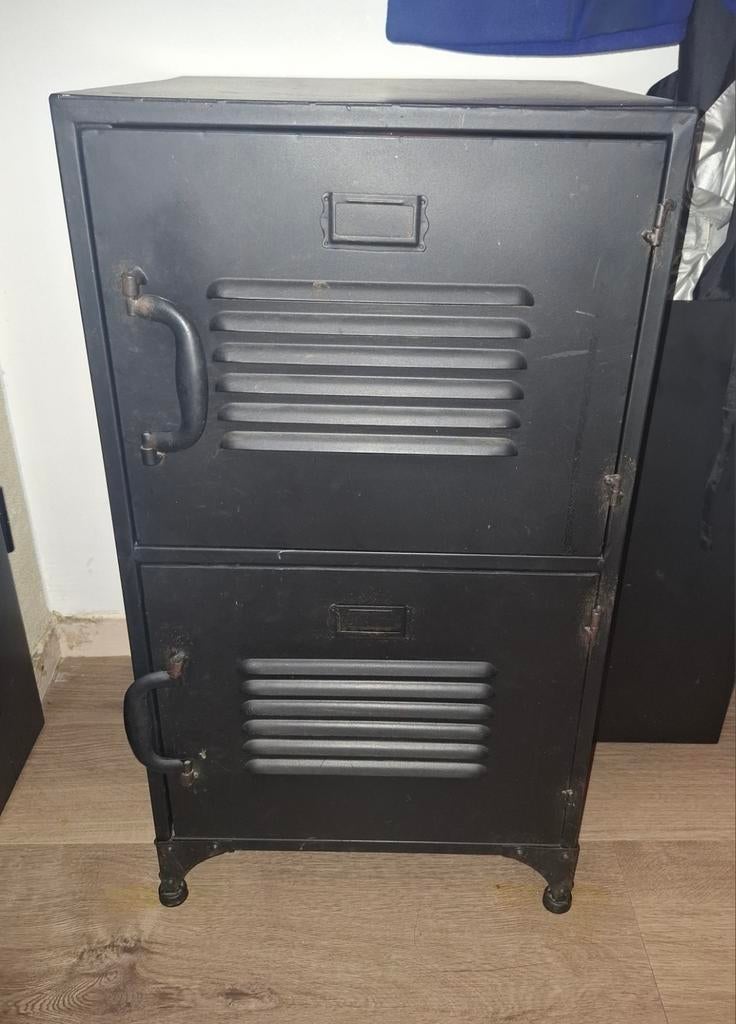 Donker metalen kastje, lage lockerkast
met 2 deurtjes, Ophalen, Zo goed als nieuw, Industrieel