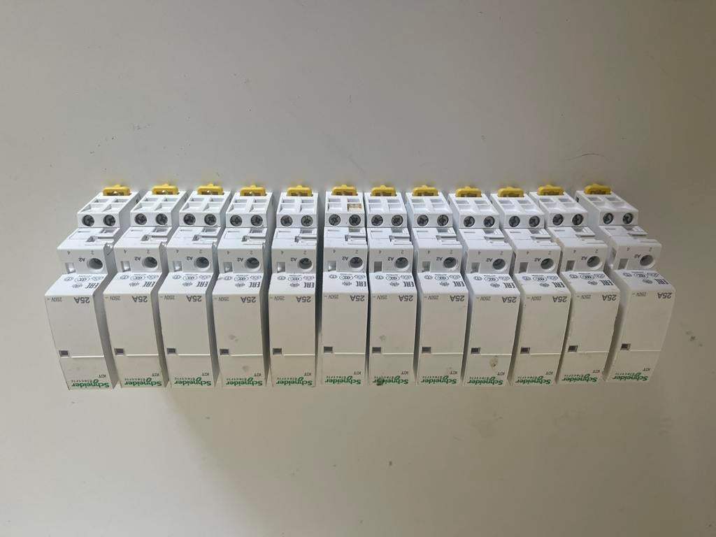 Schneider Electric CT 25A 230V contactoren (12 stuks), Ophalen, Zo goed als nieuw