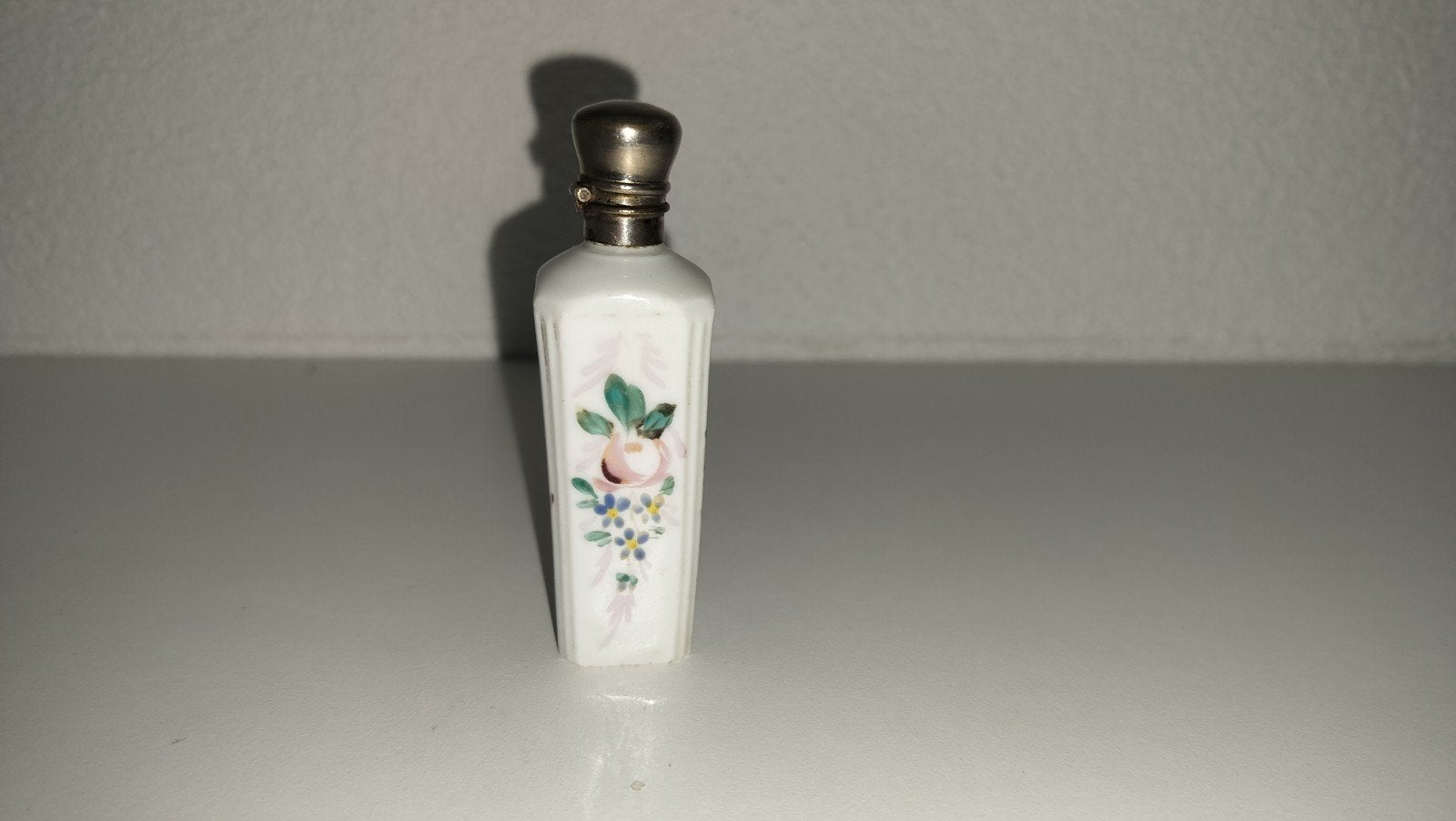 Antiek Porseleinen Parfumflesje met Bloemdecoratie, Antiek en Kunst, Verzenden