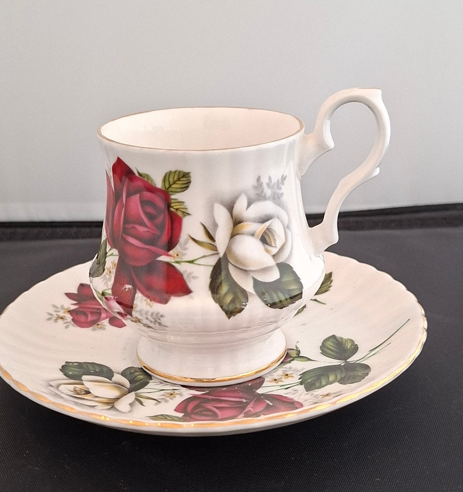 Royal Windsor Koffiekop en Schotel - Rode Rozen Design, Ophalen of Verzenden
