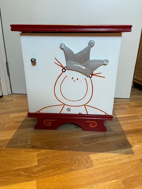 GRATIS: Nachtkastje kinderkamer, Huis en Inrichting, Slaapkamer | Nachtkastjes, Ophalen, Gebruikt, Minder dan 45 cm, Minder dan 55 cm