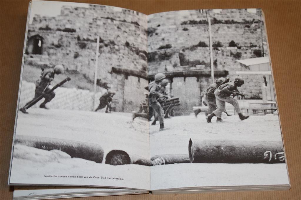 Israël in het geweer. 6-daagse oorlog., Ophalen of Verzenden, Gelezen, Europa
