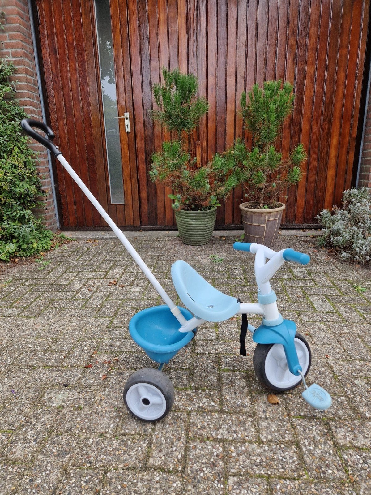 peuter fietsje blauw/wit met duwstang, Fietsen en Brommers, Ophalen, Zo goed als nieuw, Smoby, Duwstang