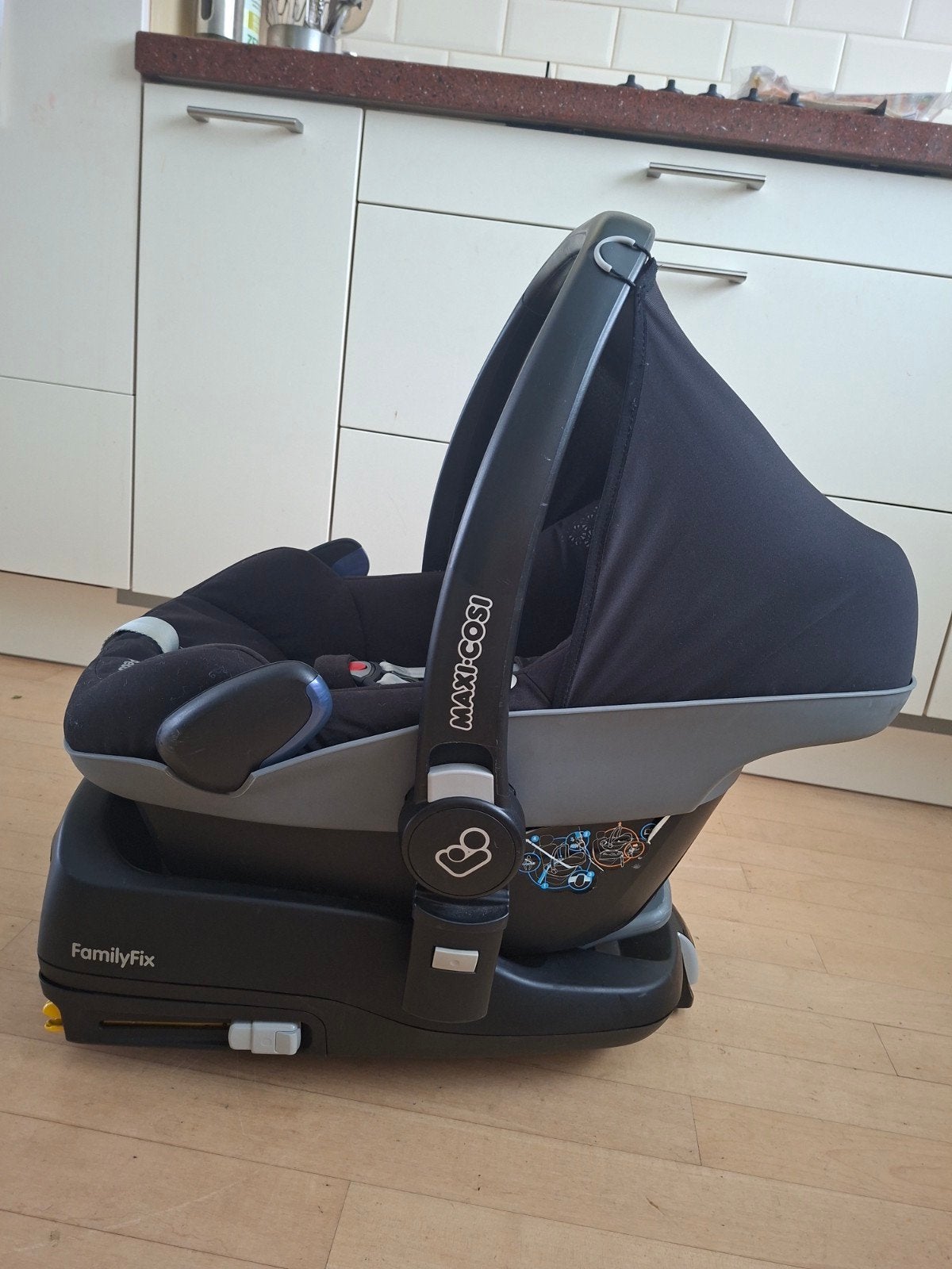 Maxi Cosi Pebble met FamilyFix Isofix base, Ophalen, Autogordel of Isofix, Gebruikt, 0 t/m 13 kg