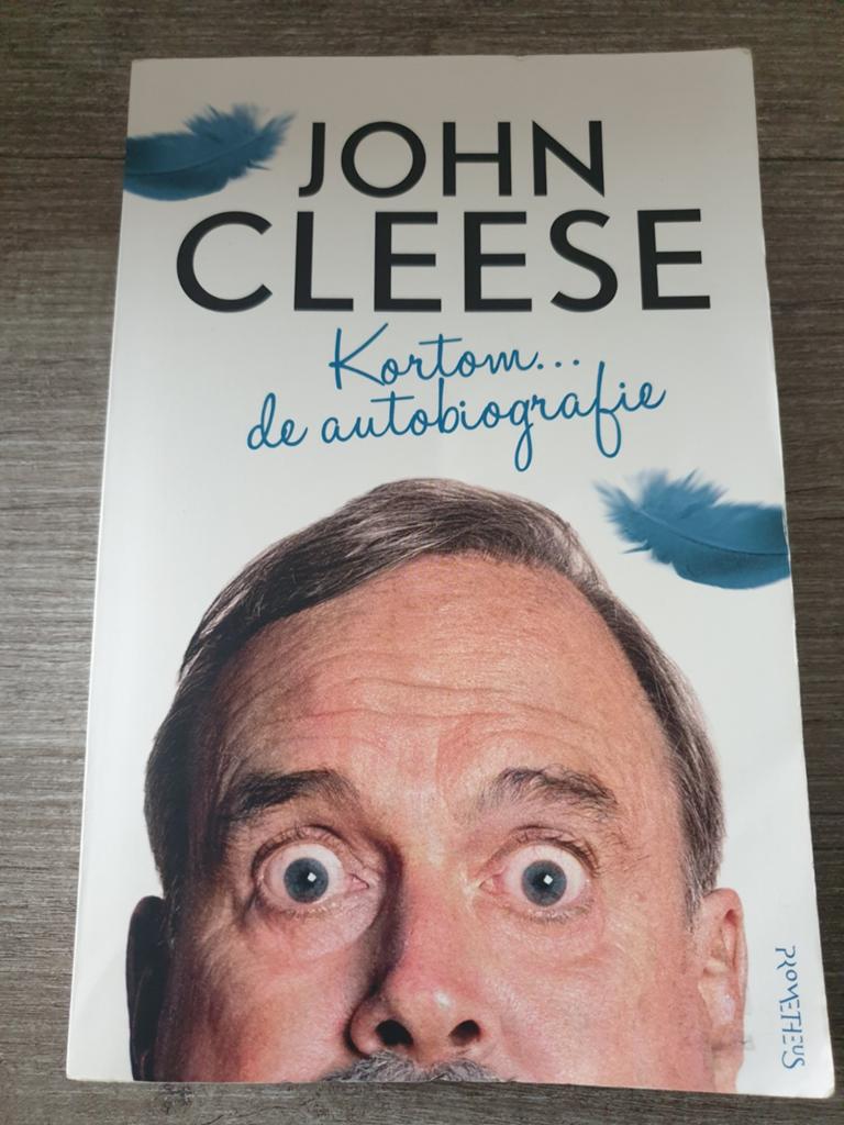 John Cleese - Kortom... de autobiografie, Ophalen of Verzenden, Gelezen, John Cleese, Film, Tv en Media