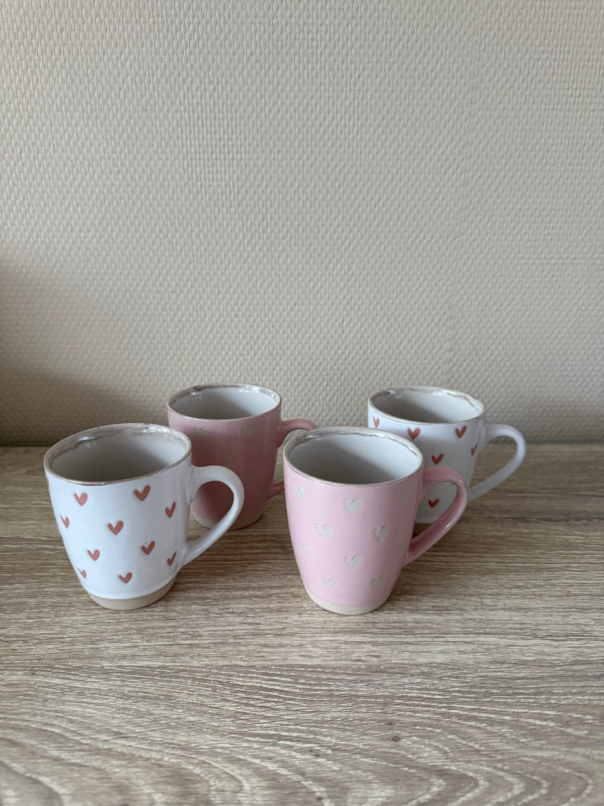 Set van 4 mokken met hartjes - roze en wit, Ophalen, Overige merken, Keramiek, Mok