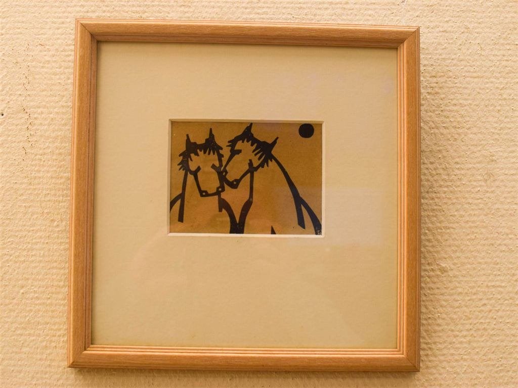 Ingelijste linosnede van paarden 52027, Antiek en Kunst, Kunst | Etsen en Gravures, Ophalen of Verzenden