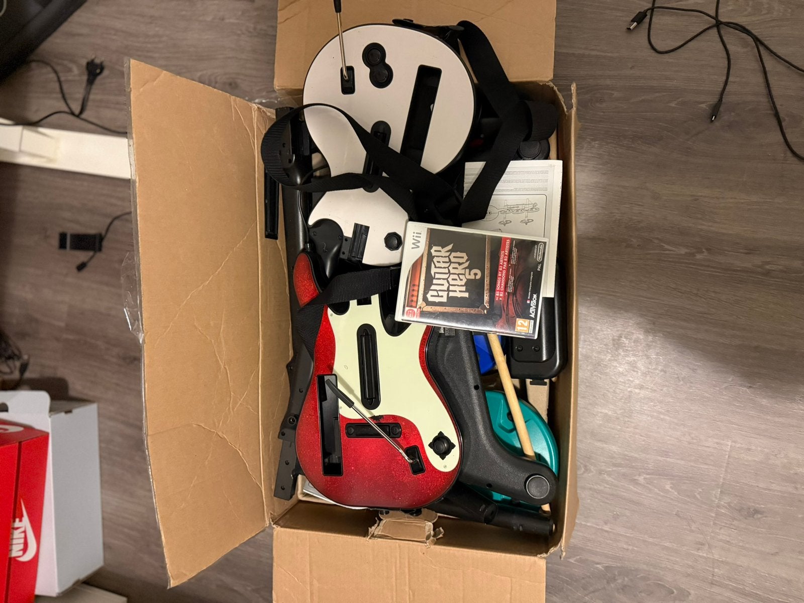 Ongebruikte Guitar Hero 5 set voor Wii Alles inbegrepen, Spelcomputers en Games, Games | Nintendo Wii, Muziek, 1 speler, Ophalen of Verzenden