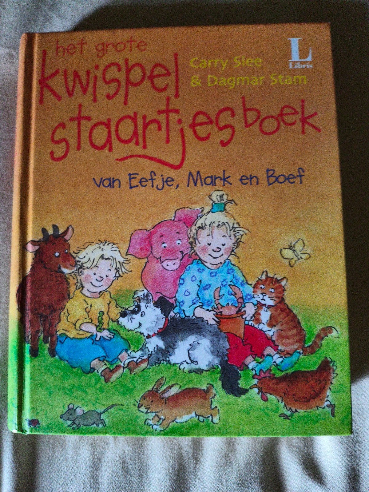 Het Grote Kwispelstaartjes Boek - Carry Slee & Dagmar Stam, Ophalen of Verzenden, Gelezen, Carry Slee & Dagmar Stam, Fictie algemeen