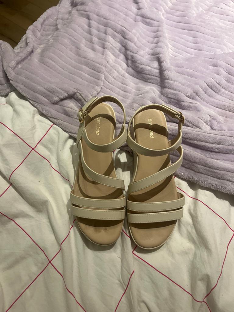 Crèmekleurige sandalen met bandjes - Maat 38, Kinderen en Baby's, Babykleding | Schoentjes en Sokjes, Ophalen of Verzenden, Zo goed als nieuw