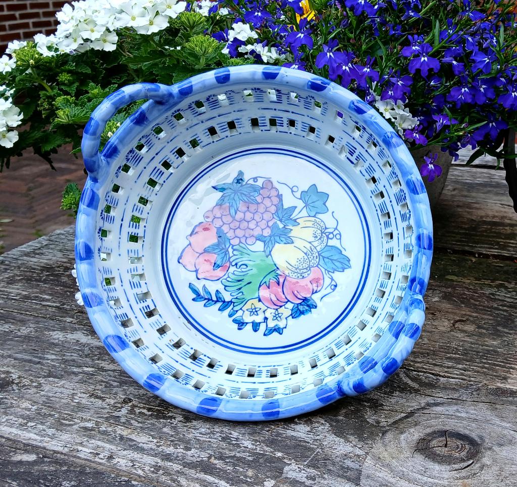 Vintage porseleinen handbeschilderde fruitschaal - wit en bl, Porselein of Keramiek, Schaal, Rond, Ophalen of Verzenden