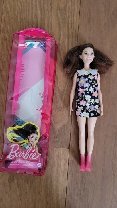 Barbie pop met bloemenjurk en roze laarzen, Ophalen of Verzenden, Zo goed als nieuw, Barbie