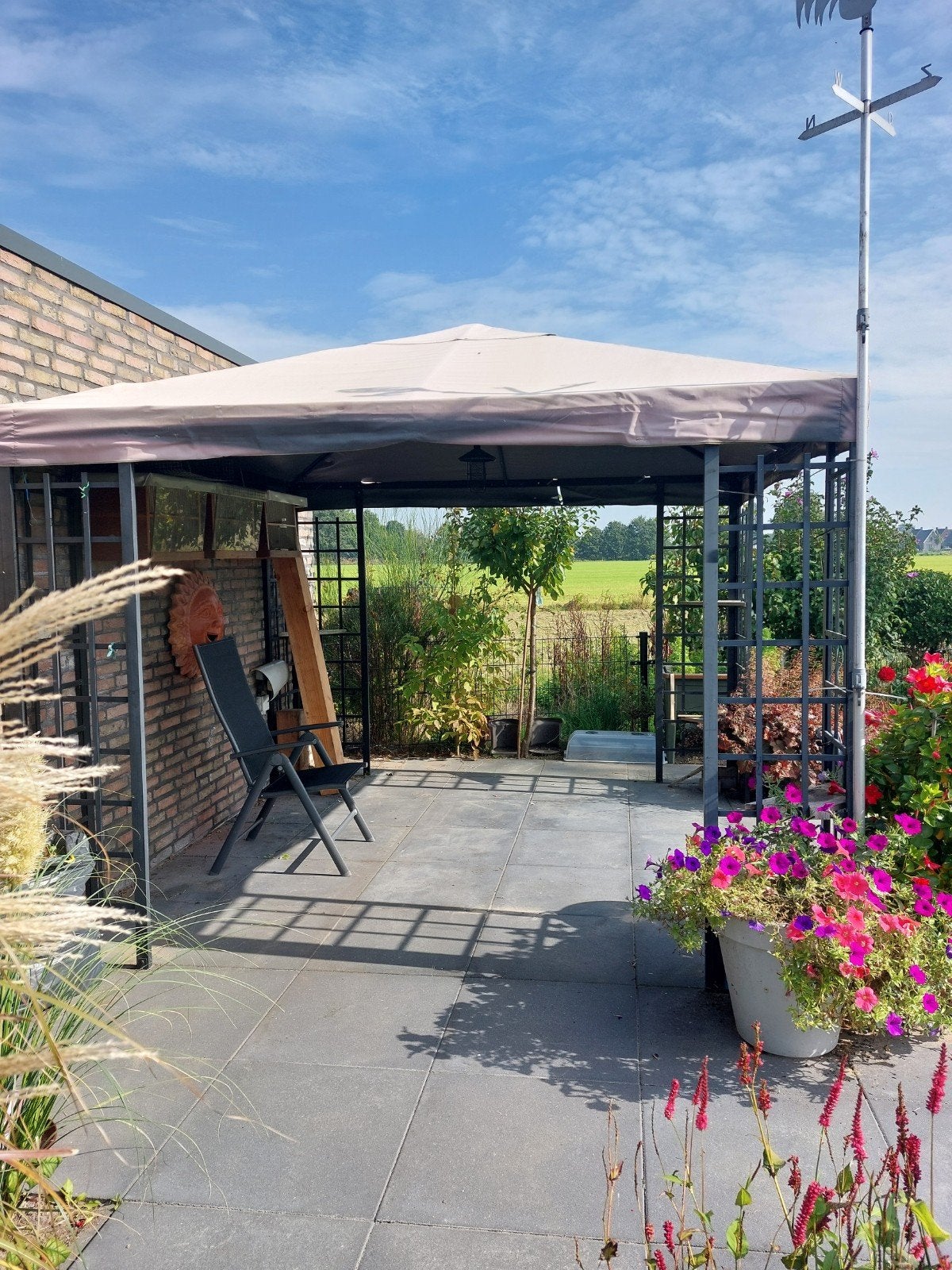 Foto 5 van PRIEEL, BOIS LE DUC,  nieuw dak en zij wanden, kleur grijs