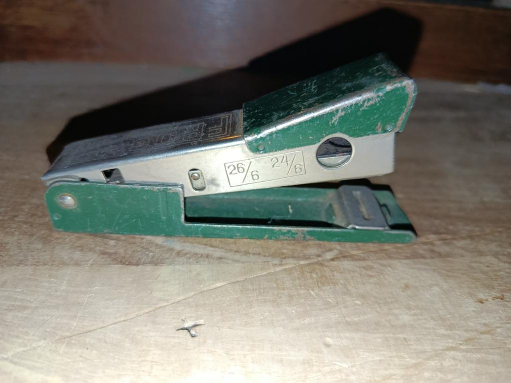 Vintage FROG nietmachine - Groen metaal, Ophalen of Verzenden