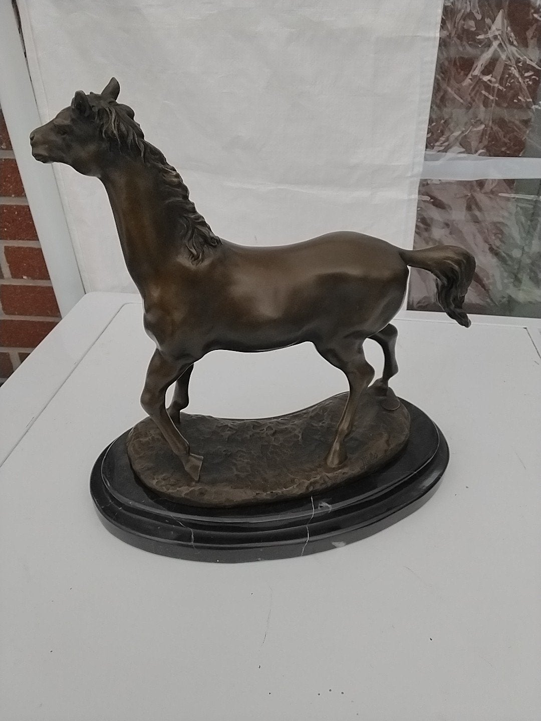 Bronzen paardenbeeld op marmeren sokkel, gesigneerd Milo, Antiek en Kunst, Kunst | Beelden en Houtsnijwerken, Ophalen of Verzenden