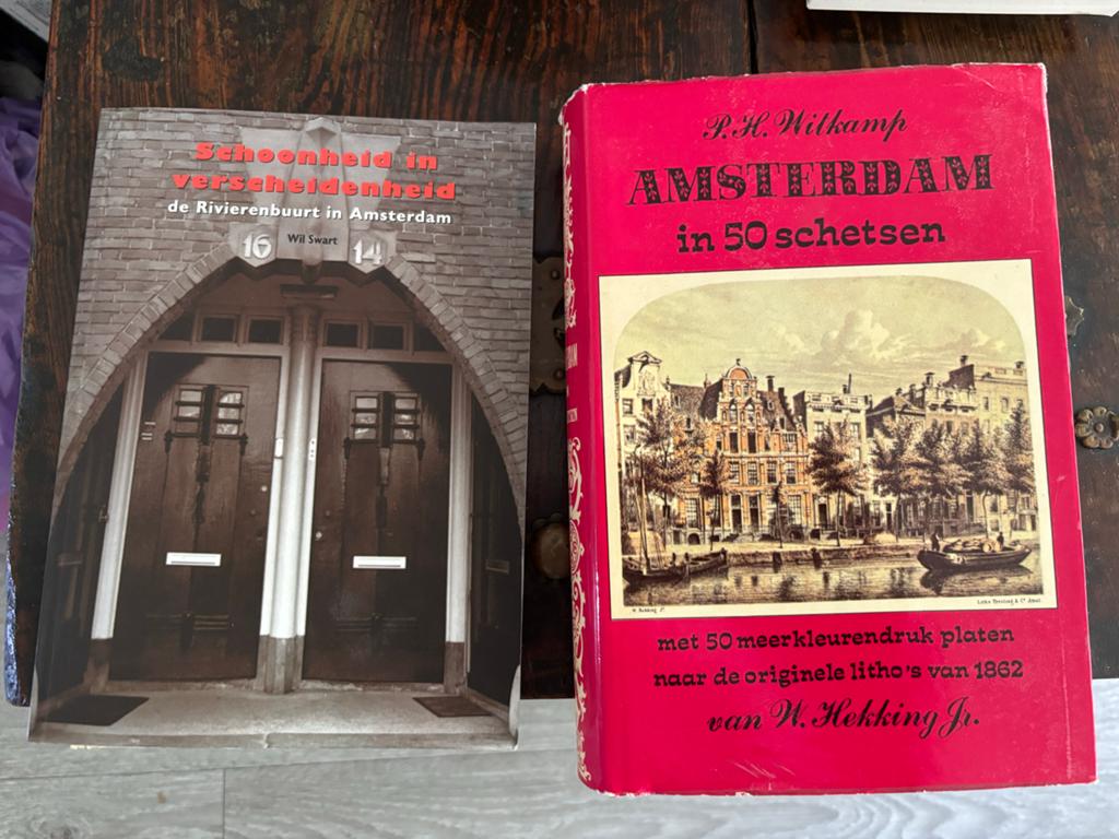 2 boeken over Amsterdam: Rivierenbuurt en 50 schetsen, Ophalen of Verzenden, Gelezen, Nederland