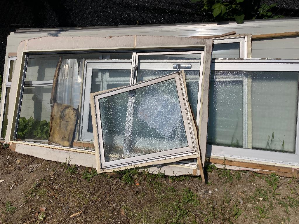 aluminium kozijnen met deur of raam uit stacaravan, Gebruikt, Deurkozijn, Aluminium, Inclusief glas