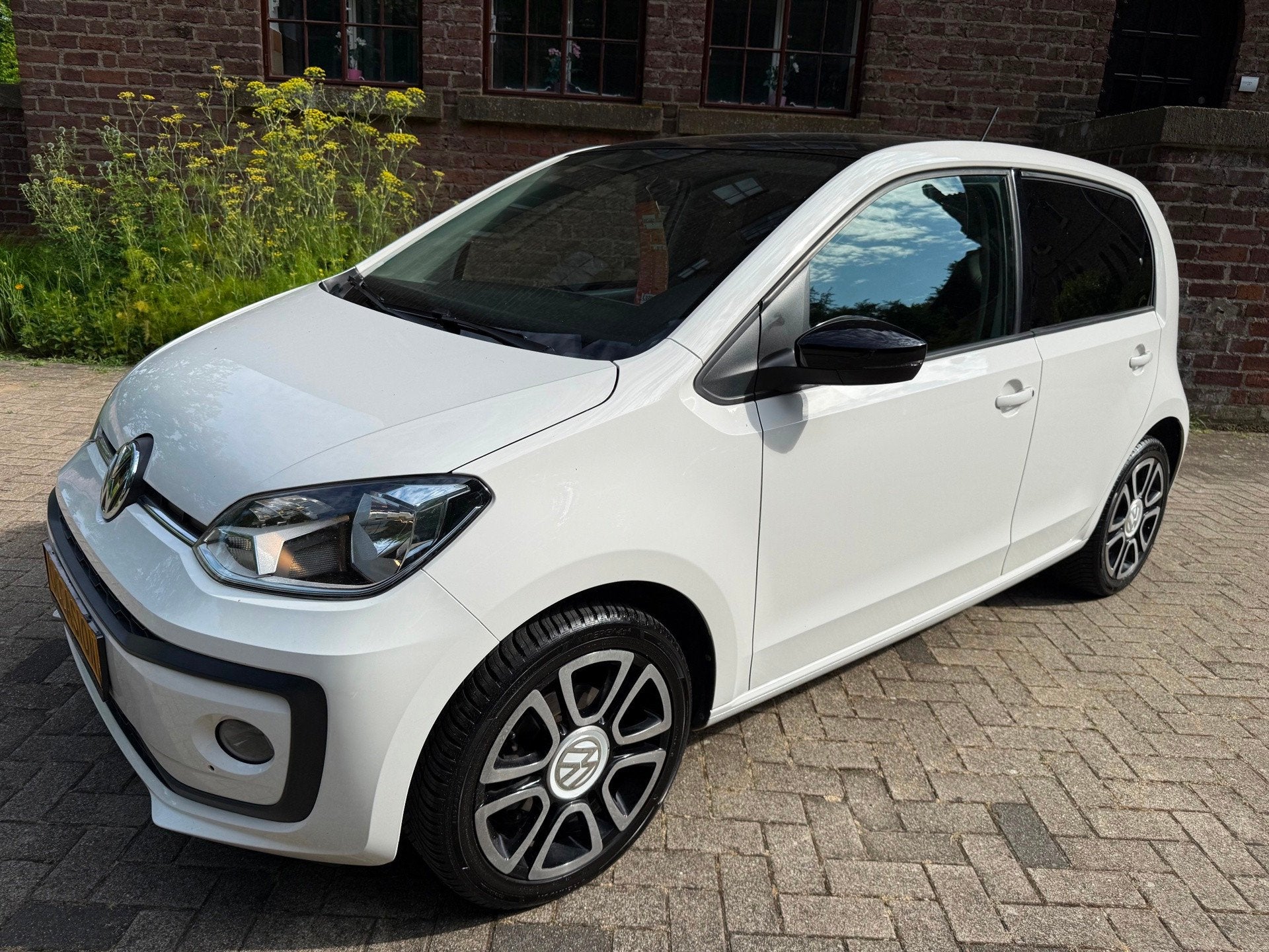 Volkswagen Up! 1.0 up! Edition White / Black Model 2020 5Drs, Voorwielaandrijving, Stof, Gebruikt, Up!