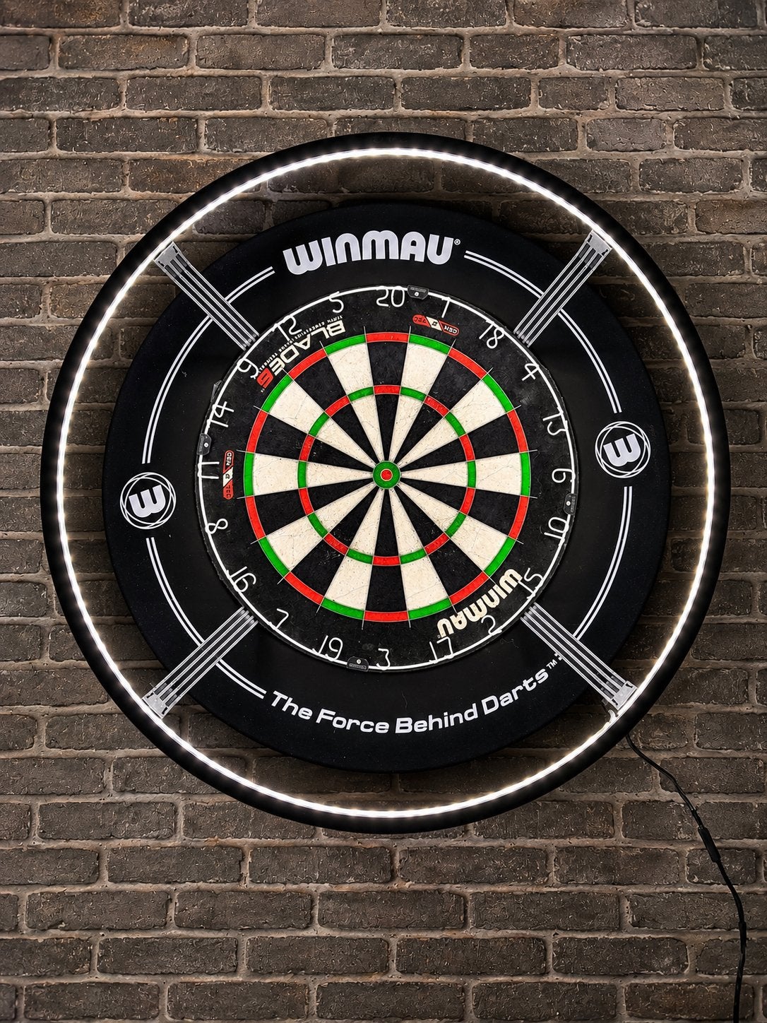 Winmau Blade 6 dartset - Target Led verlichting + Surround, Sport en Fitness, Ophalen, Gebruikt, Dartbord