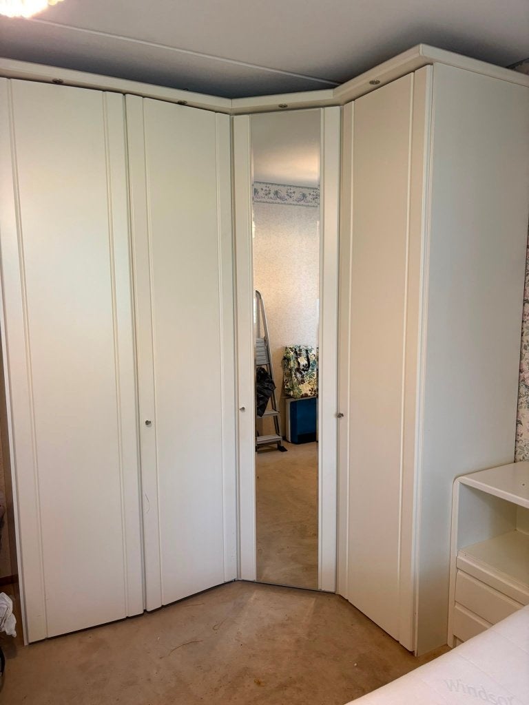 GRATIS ophalen Slaapkamer kasten en make-up tafel, Huis en Inrichting, Slaapkamer | Complete slaapkamers, Ophalen, Gebruikt, Tweepersoons