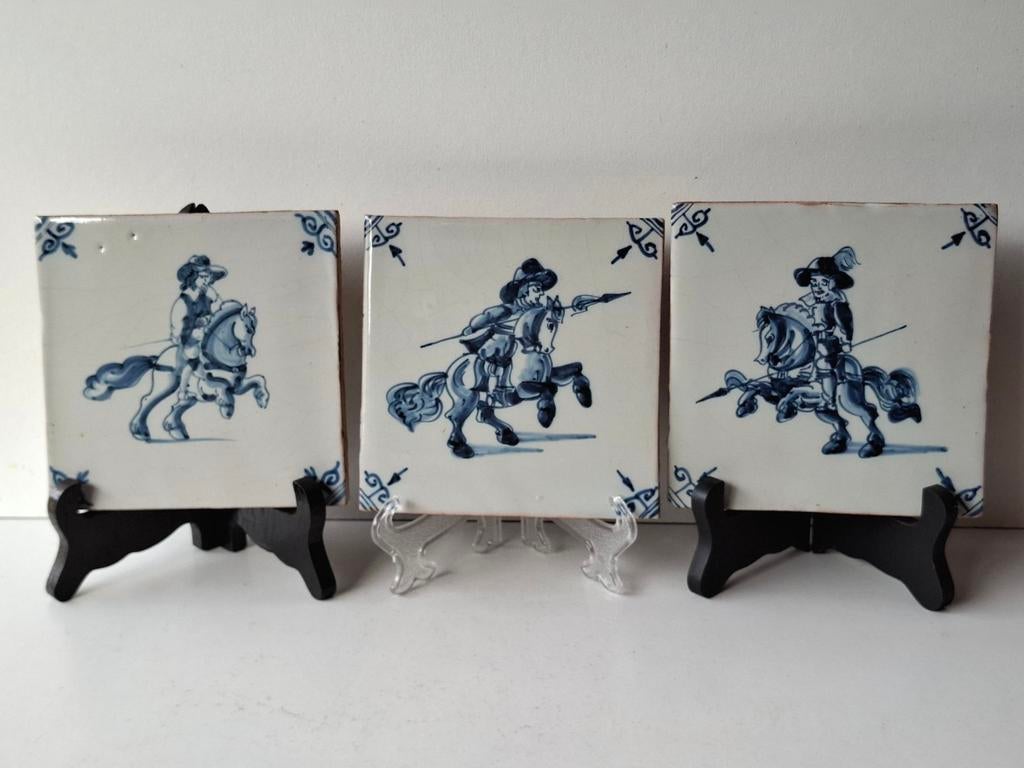 DELFTS BLAUWE TEGELS, RUITER TE PAARD, stijl dateert 17 eeuw, Antiek en Kunst, Antiek | Wandborden en Tegels, Ophalen of Verzenden