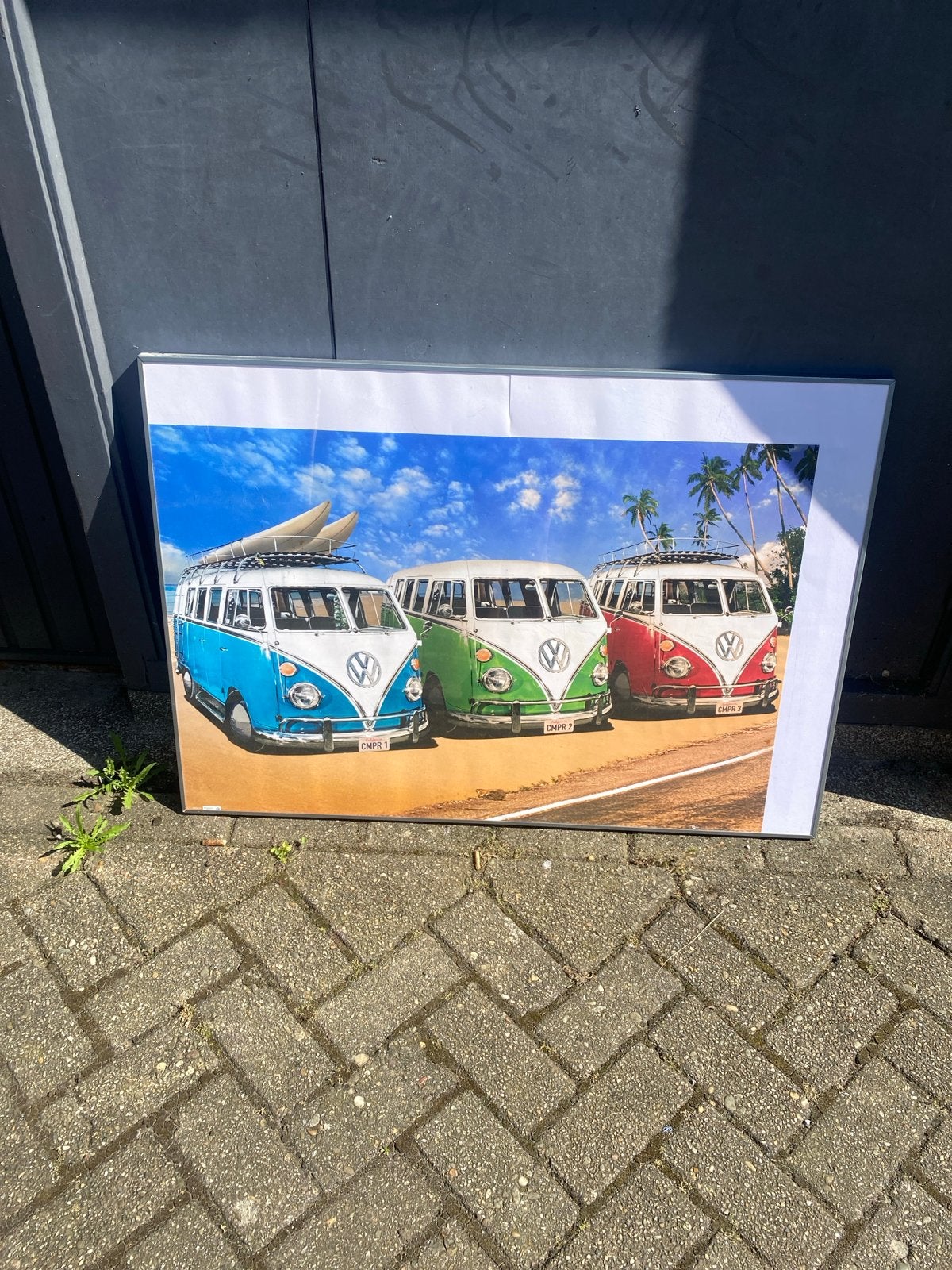 Grote ingelijste poster VW busjes strand, Vintage, Gebruikt, Meerkleurig, Ophalen of Verzenden
