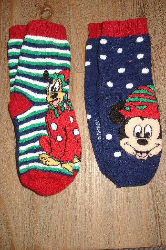 2 Paar sokken Disney kerst mt 23/26 ZGAN, Ophalen of Verzenden, Zo goed als nieuw, Sokken